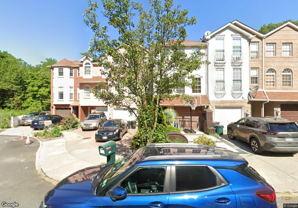 208 Wellington Ct, Staten Island, NY 10314 - photo 1