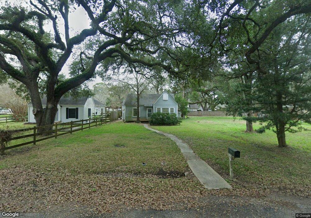 914 W Sidnor St, Alvin, TX 77511 - photo 1