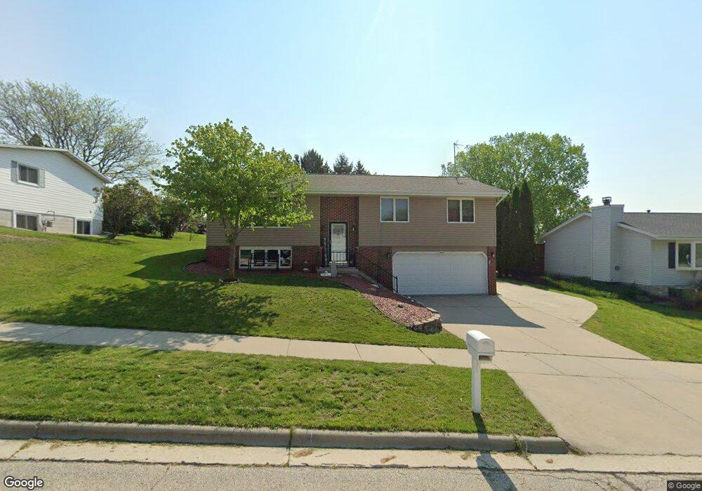 925 Squire Ln, West Bend, WI 53090 - photo 1