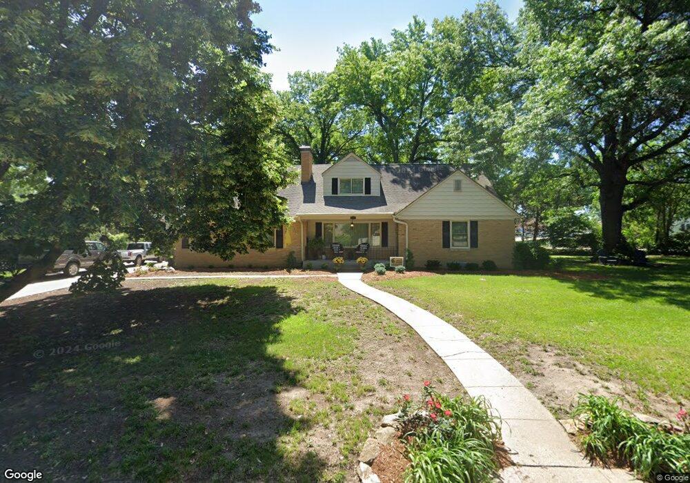 1620 SW Lakeside Dr, Topeka, KS 66604 - photo 1