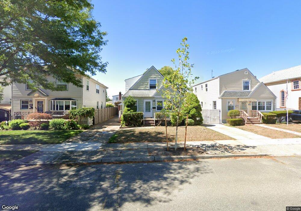 8140 267th St, Glen Oaks, NY 11004 - photo 1