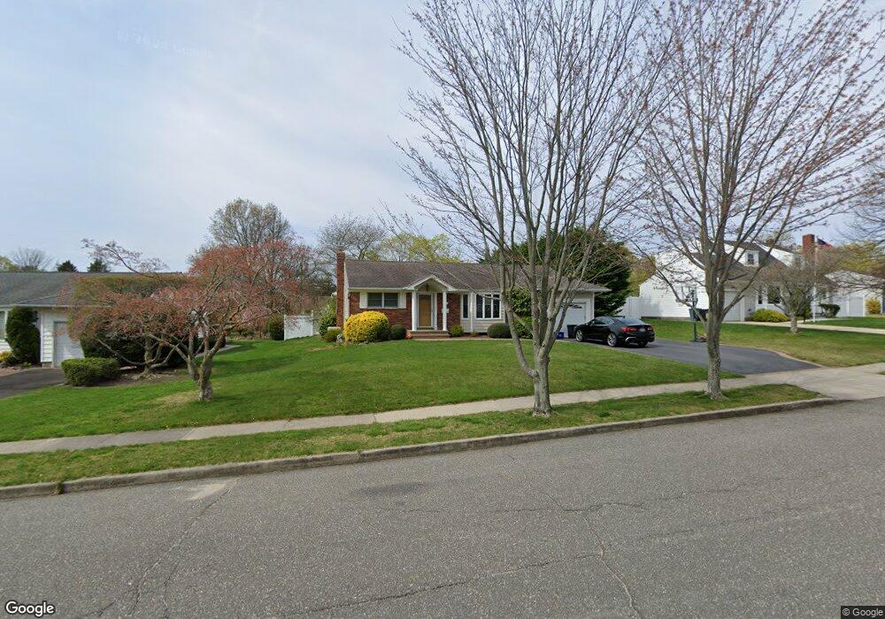 14 Byron Rd, ComMacK, NY 11725 - photo 1