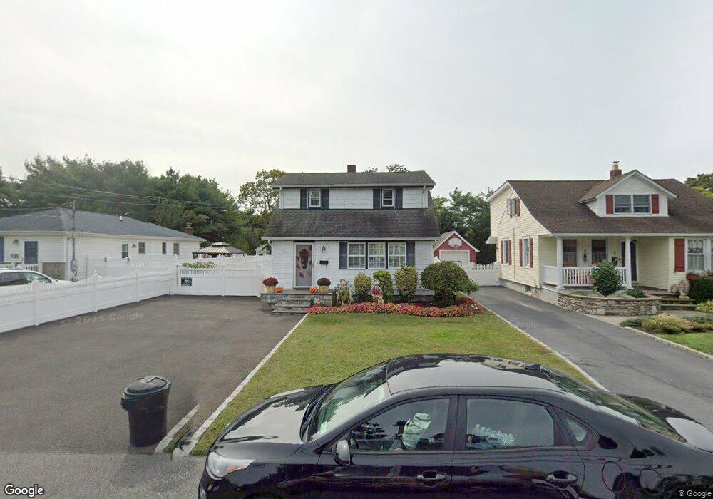 26 Hemlock St, Islip, NY 11751 - photo 1