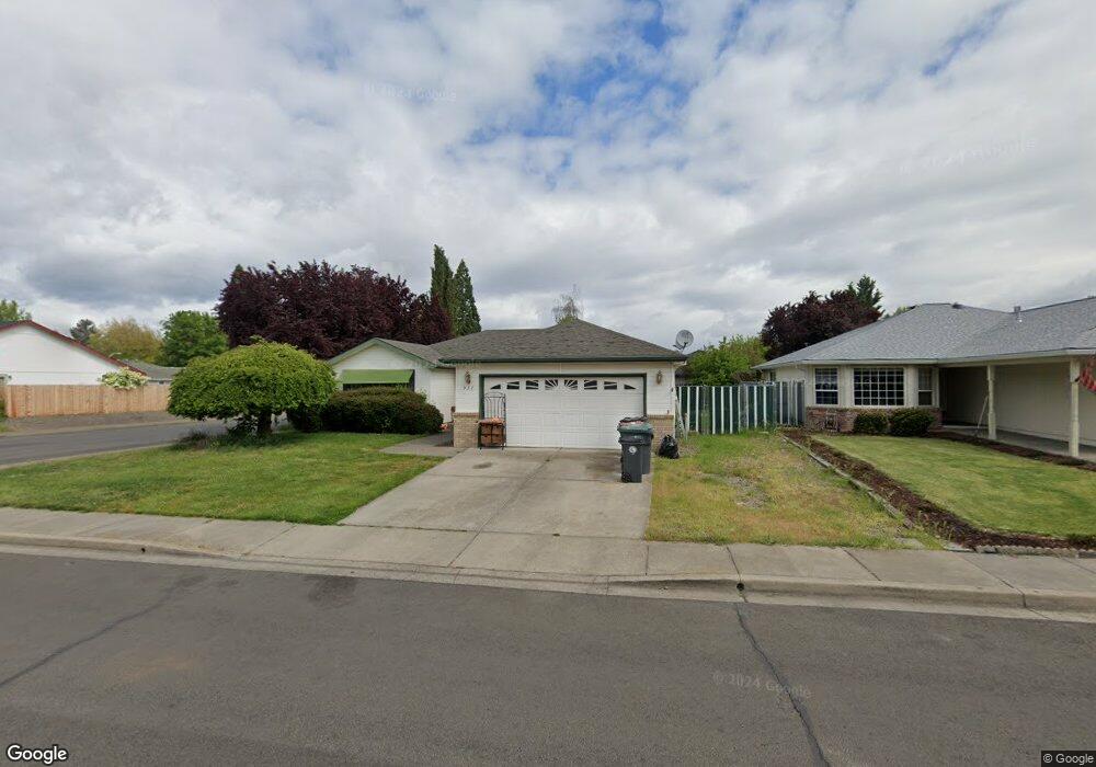 951 Westrop Dr, Central Point, OR 97502 - photo 1