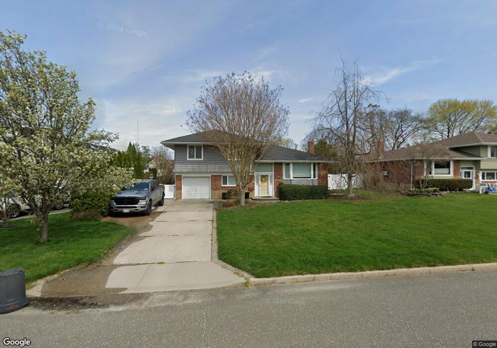 40 Terry Ln, ComMacK, NY 11725 - photo 1