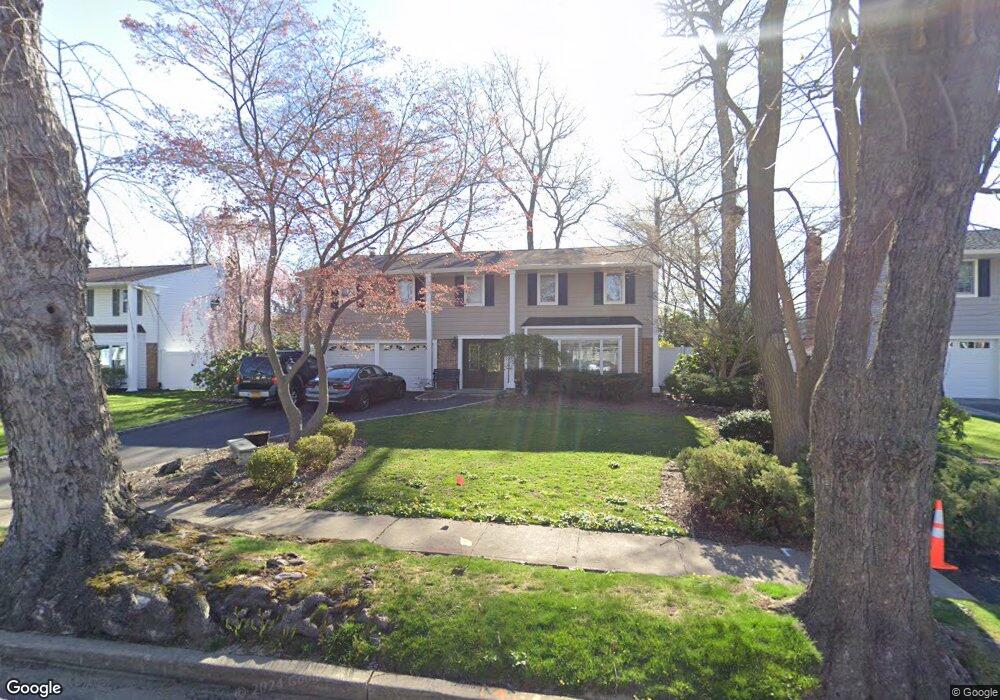 17 Cherokee Ln, ComMacK, NY 11725 - photo 1
