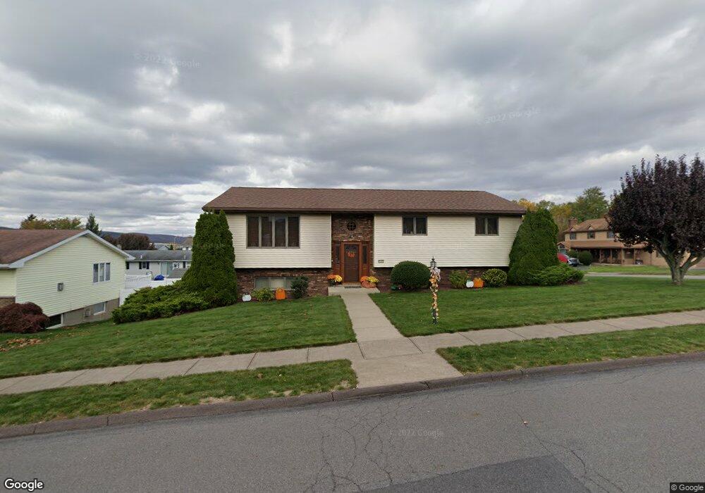 521 Thomas Dr, Dunmore, PA 18512 - photo 1