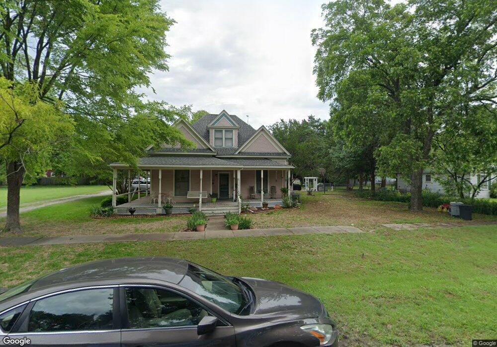 318 W Maple St, Whitewright, TX 75491 - photo 1