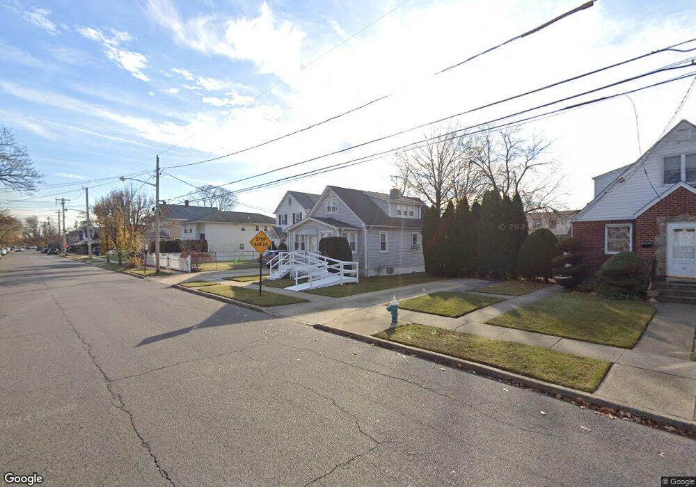 270 Cherry Ln, Floral Park, NY 11001 - photo 1