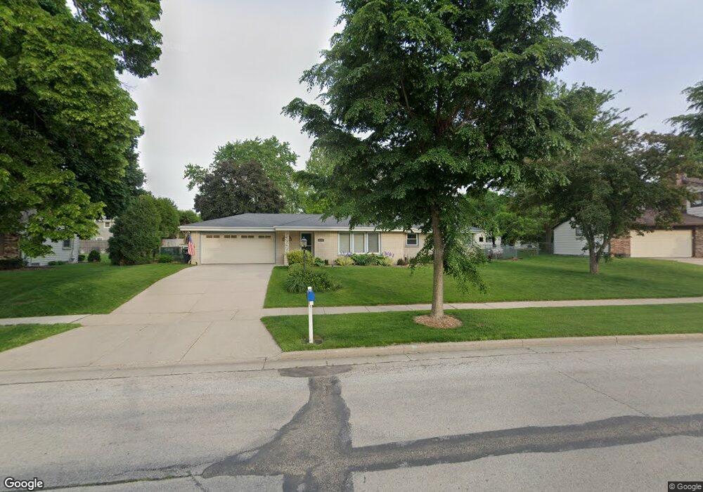 2209 Saratoga Rd, Waukesha, WI 53186 - photo 1