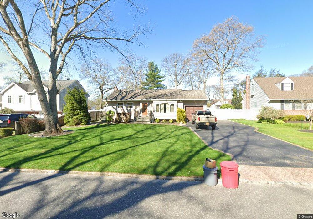 24 Apple Ln, ComMacK, NY 11725 - photo 1