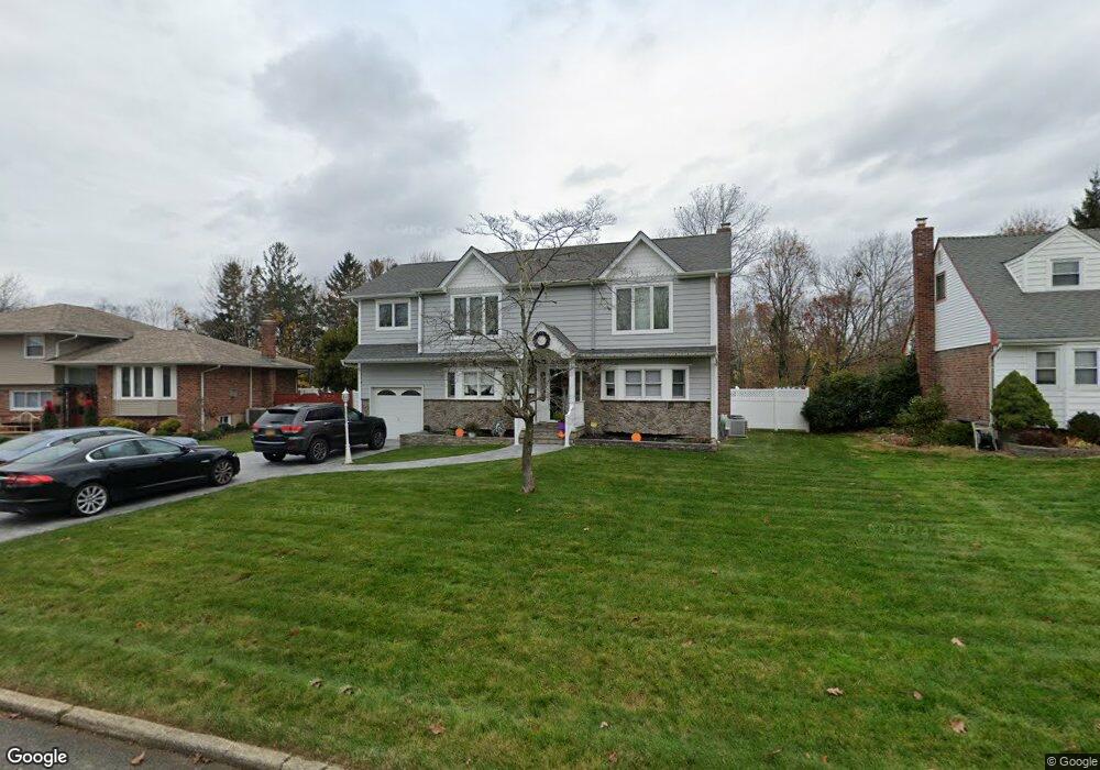 28 Fox Ln, ComMacK, NY 11725 - photo 1