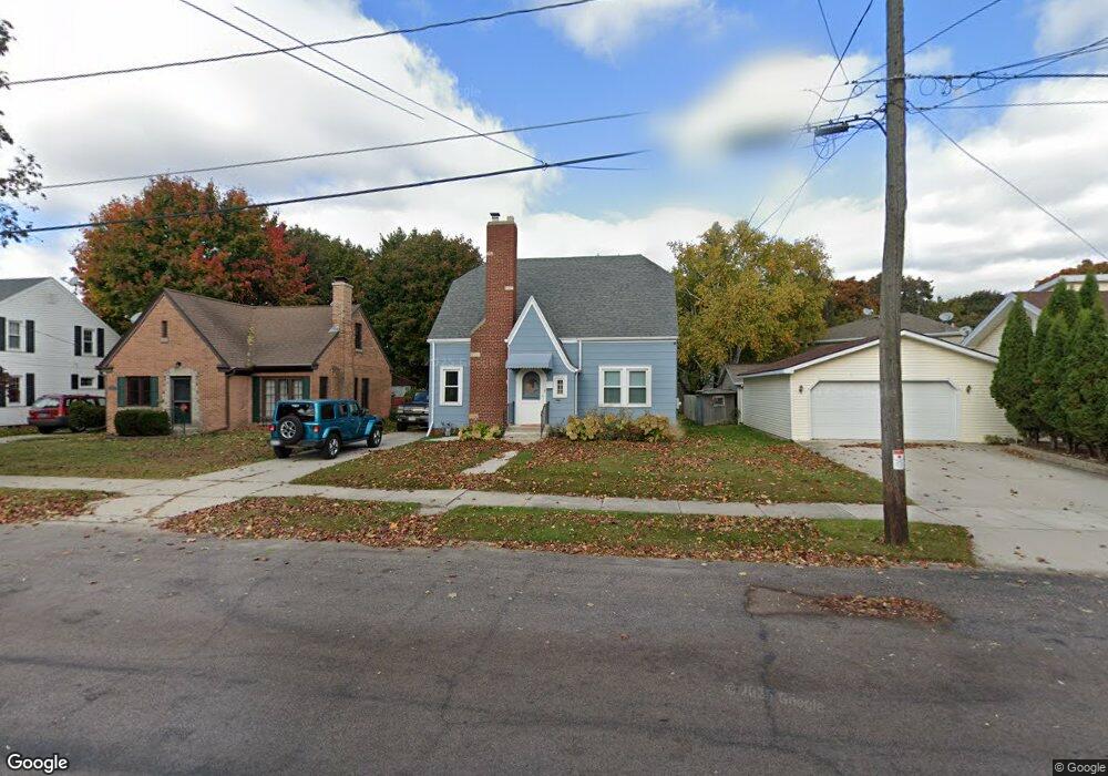 1110 Fairmont Ln, Manitowoc, WI 54220 - photo 1