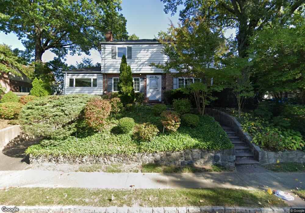 61 Hampshire Rd, Great Neck, NY 11023 - photo 1