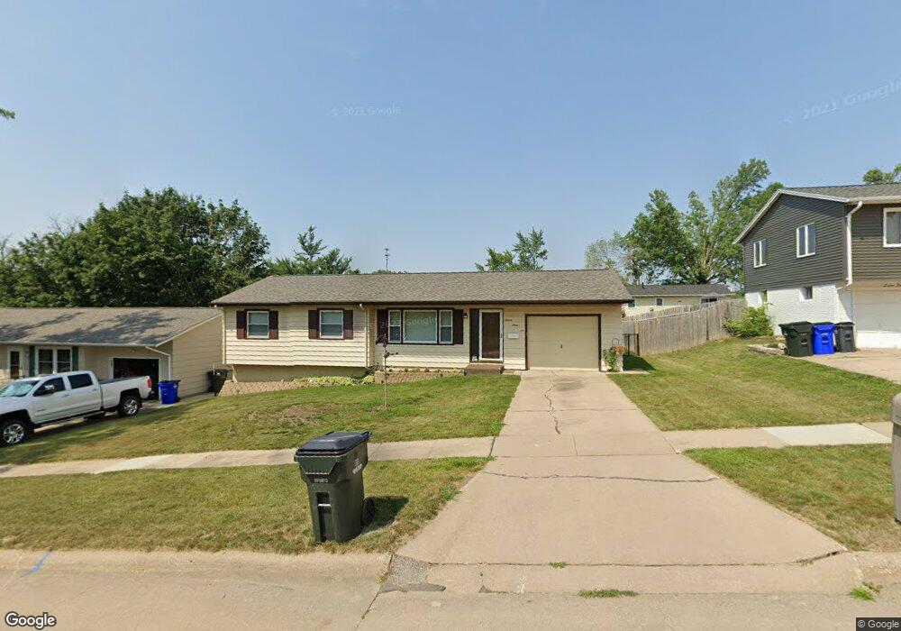 1636 Hillside Dr NW, Cedar Rapids, IA 52405 - photo 1