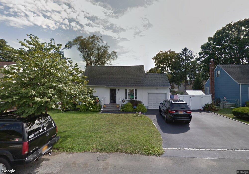 325 30th St, Lindenhurst, NY 11757 - photo 1