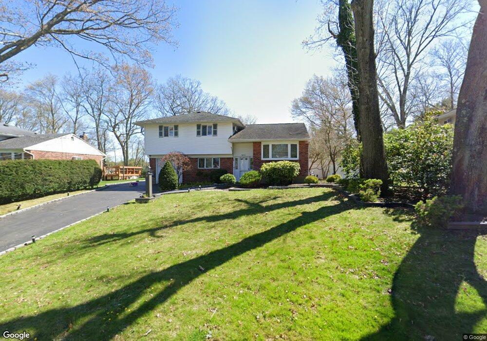 18 Radcliffe Rd, ComMacK, NY 11725 - photo 1