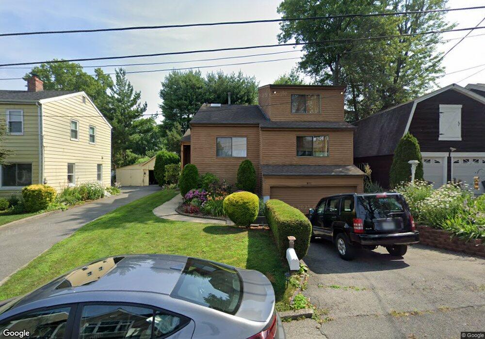 611 Cedar St, Mamaroneck, NY 10543 - photo 1