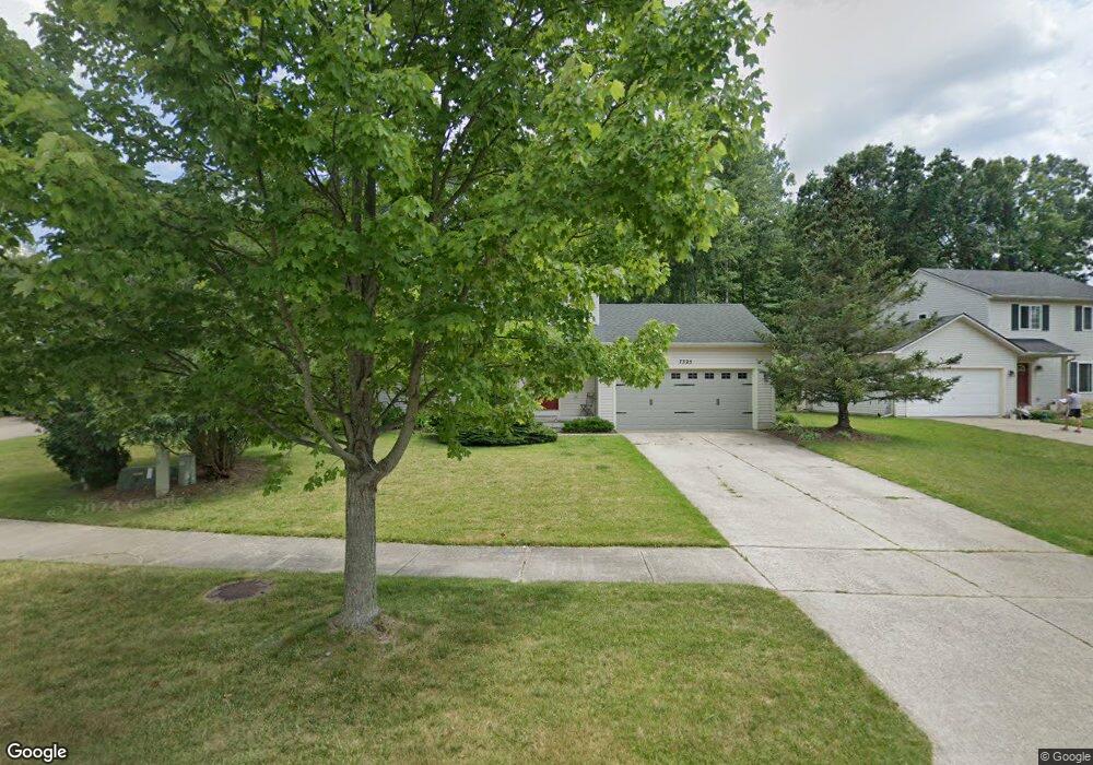 7325 Roberta Ln, Waterford, MI 48327 - photo 1