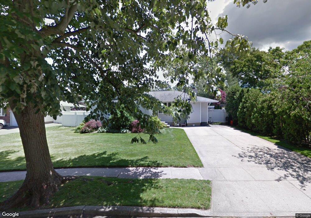 8 Floyd Ln, ComMacK, NY 11725 - photo 1