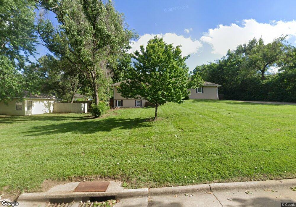 1235 SW 31st St, Topeka, KS 66611 - photo 1