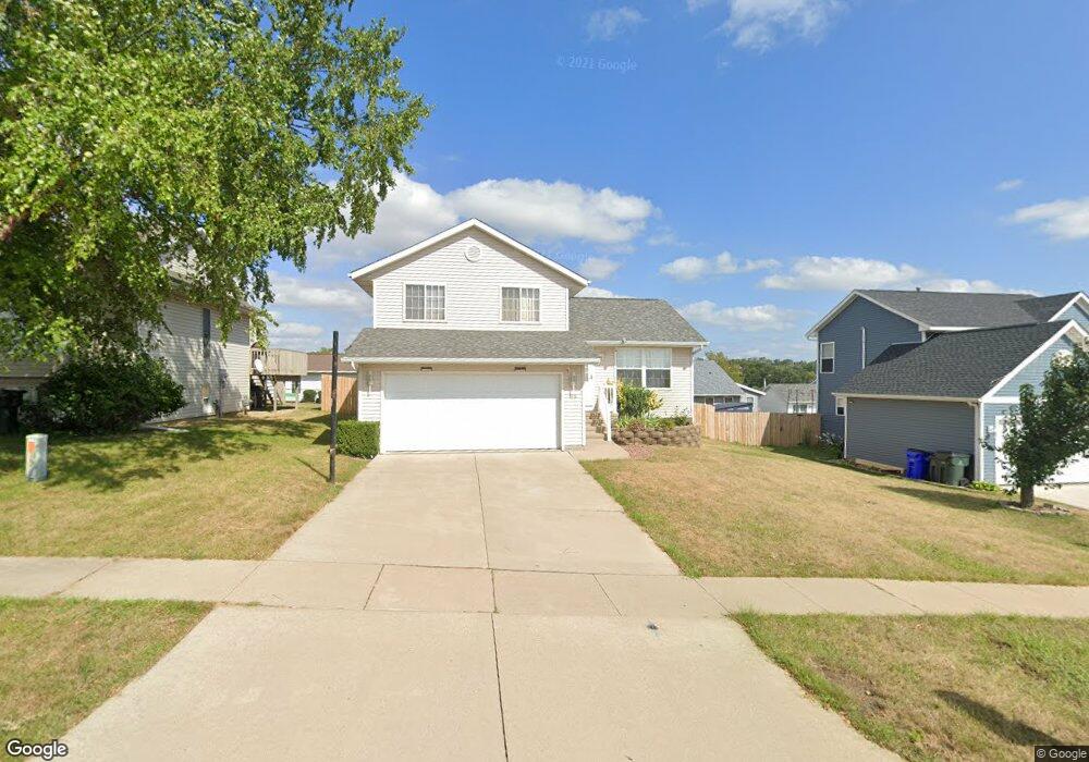 3711 King Dr SW, Cedar Rapids, IA 52404 - photo 1
