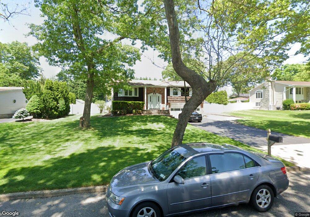 24 Penguin Ln, ComMacK, NY 11725 - photo 1