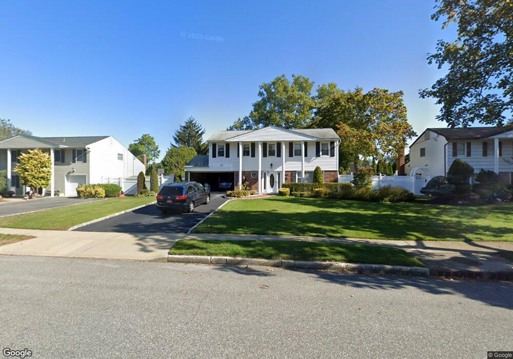 51 Wesleyan Rd, ComMacK, NY 11725 - photo 1