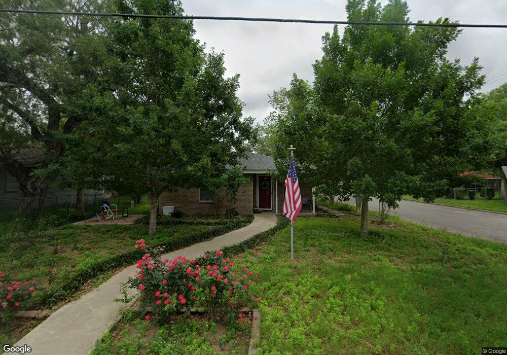 813 W Flournoy St, Beeville, TX 78102 - photo 1