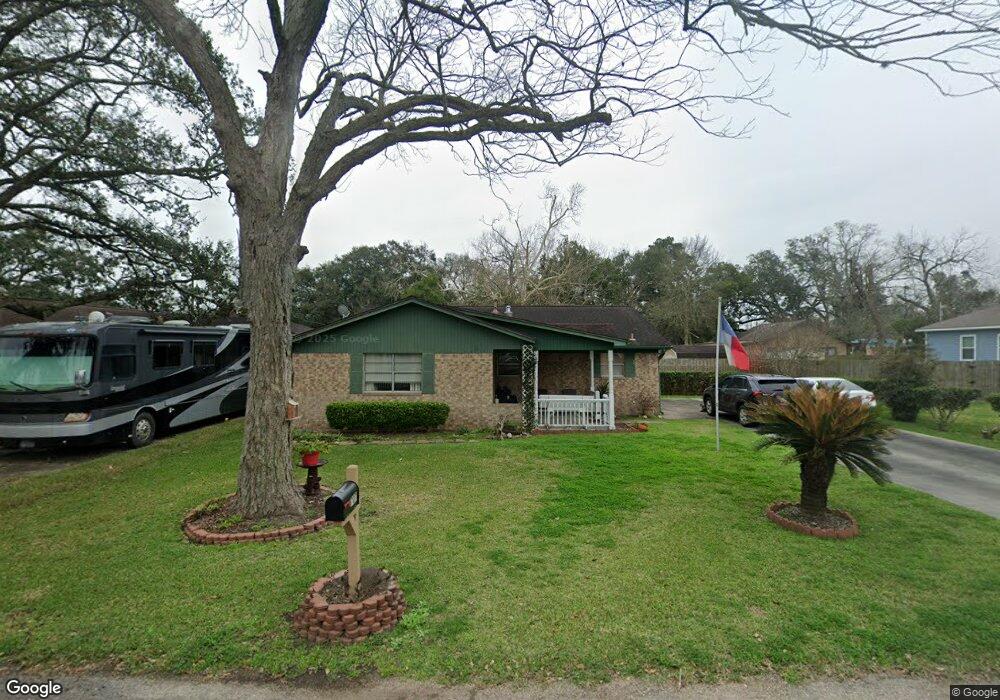 707 W Blum St, Alvin, TX 77511 - photo 1