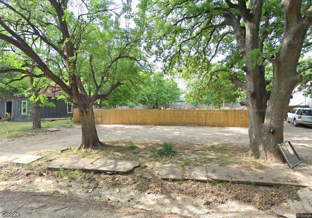 909 S 6th St, Bonham, TX 75418 - photo 1