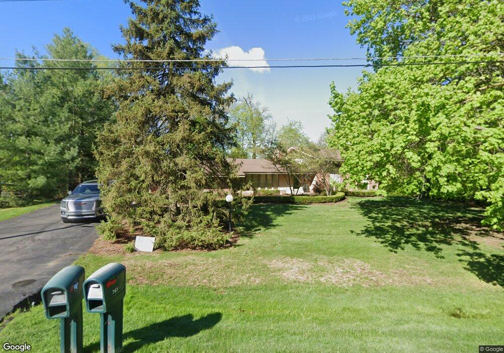 743 Robinhood Cir, Bloomfield Hills, MI 48304 - photo 1
