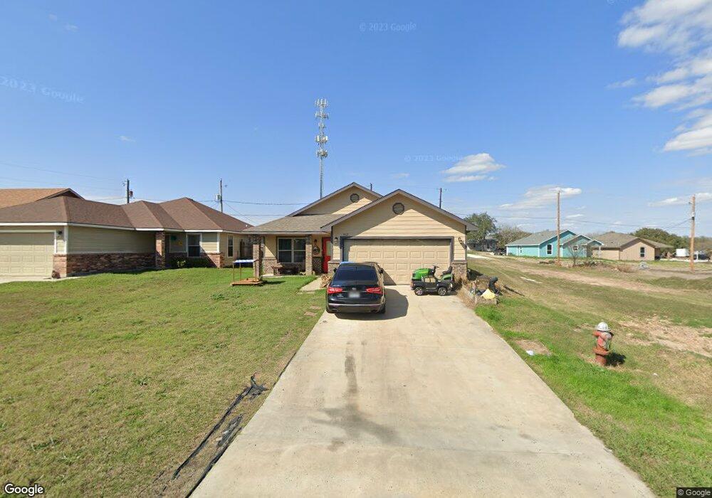 902 W Bates St, Beeville, TX 78102 - photo 1