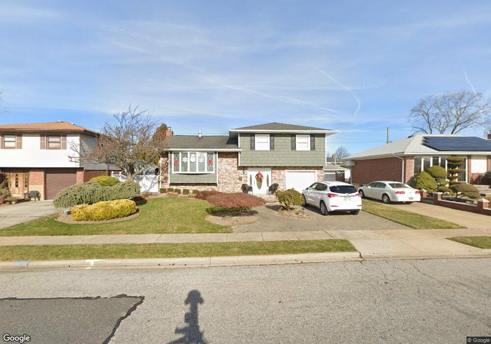 3649 Courtney Ln, Bethpage, NY 11714 - photo 1