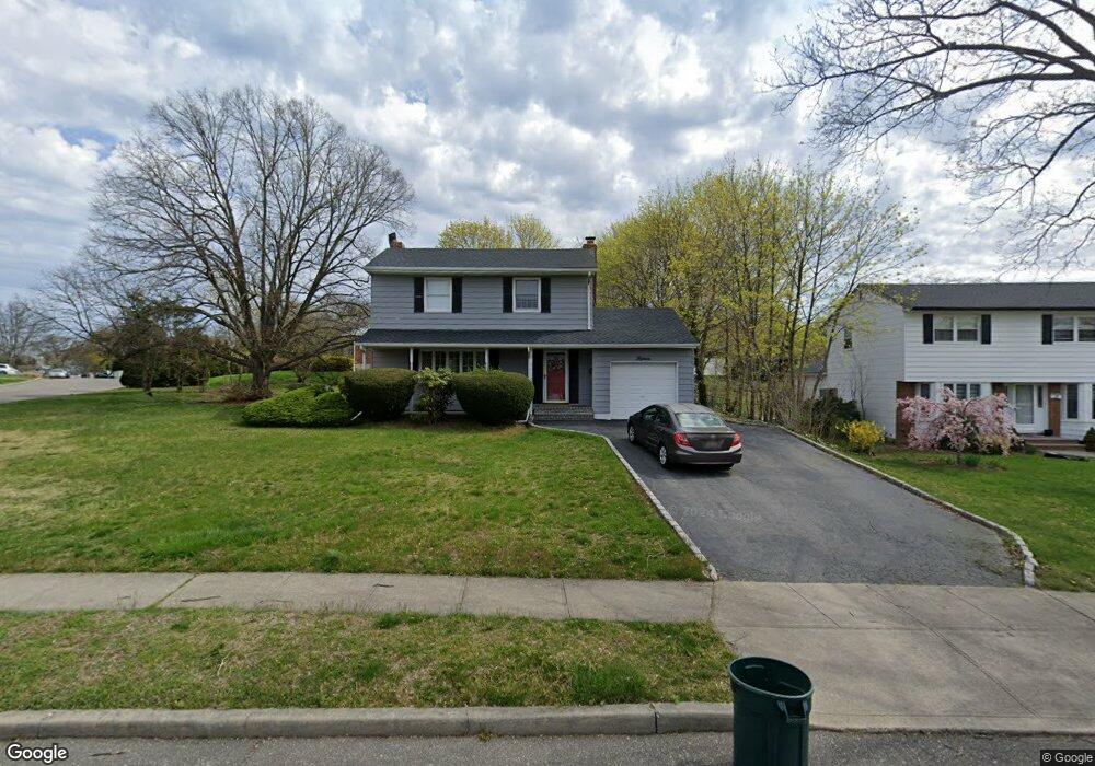 15 Byron Rd, ComMacK, NY 11725 - photo 1