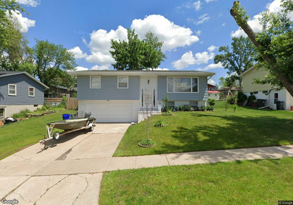 217 32nd St NW, Cedar Rapids, IA 52405 - photo 1