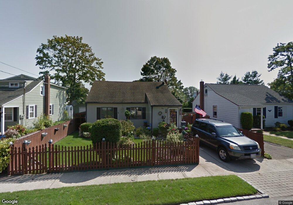 30 Pleasantview Ct, Copiague, NY 11726 - photo 1