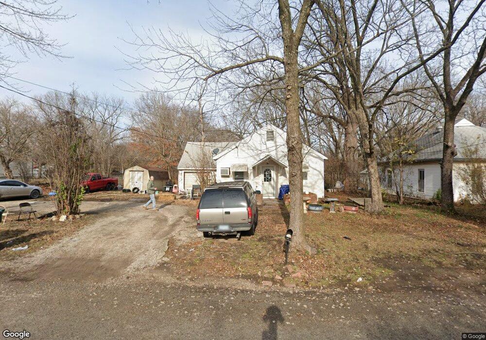 1829 Maple Ave, Parsons, KS 67357 - photo 1