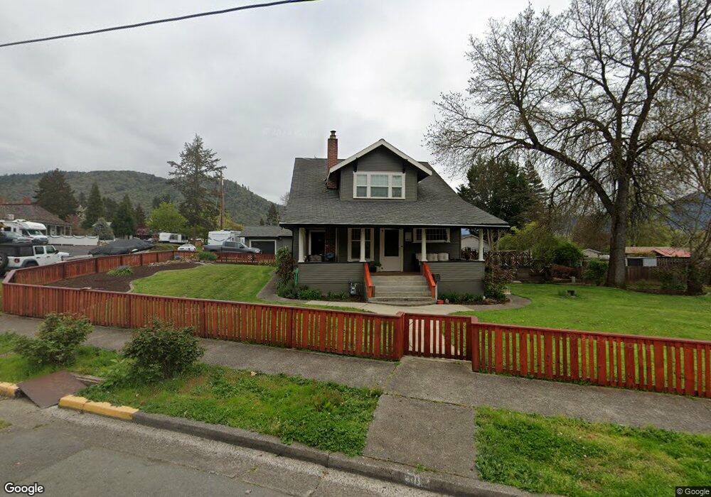 915 NE 8th St, Grants Pass, OR 97526 - photo 1