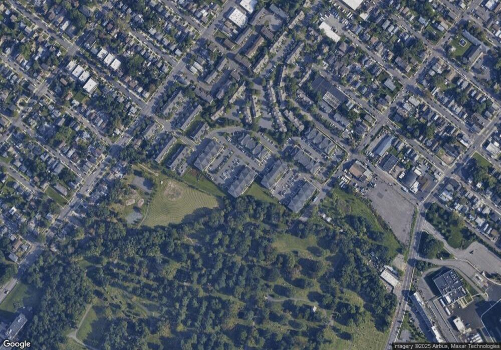 921 Cedar Ct unit 921, New Brunswick, NJ 08901 - photo 1