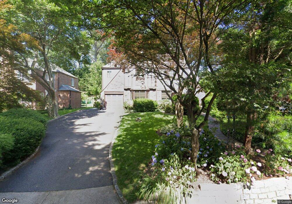 122 Chase Rd, Manhasset, NY 11030 - photo 1