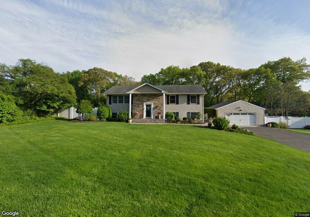 45 Marshmellow Dr, ComMacK, NY 11725 - photo 1