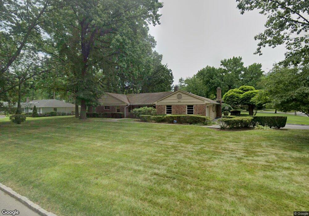 15 Grassfield Rd, Great Neck, NY 11024 - photo 1