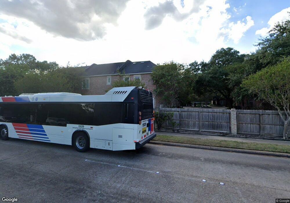 54 Bayou Pointe Dr unit B, Houston, TX 77063 - photo 1