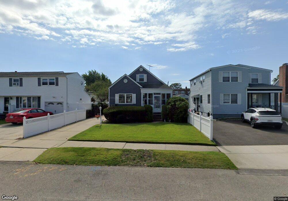 213 Venetian Blvd, Lindenhurst, NY 11757 - photo 1