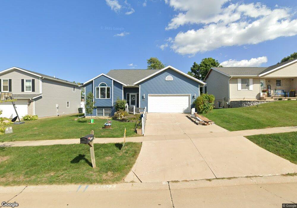 3523 King Dr SW, Cedar Rapids, IA 52404 - photo 1