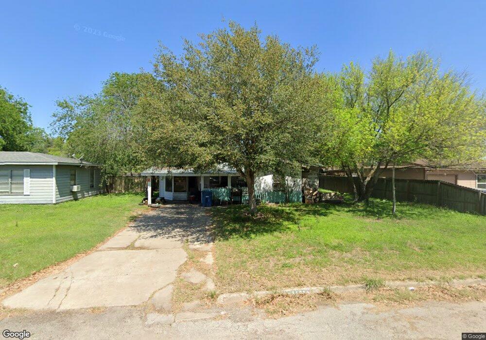 1523 E Corpus Christi St, Beeville, TX 78102 - photo 1