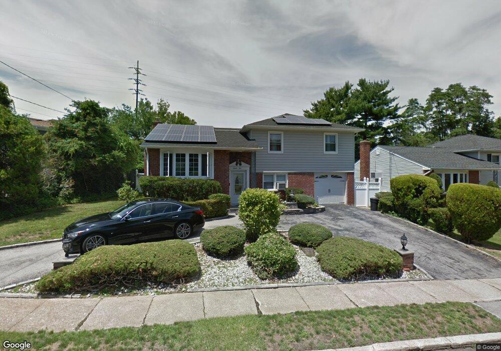 21 Coral Ct, Malverne, NY 11565 - photo 1