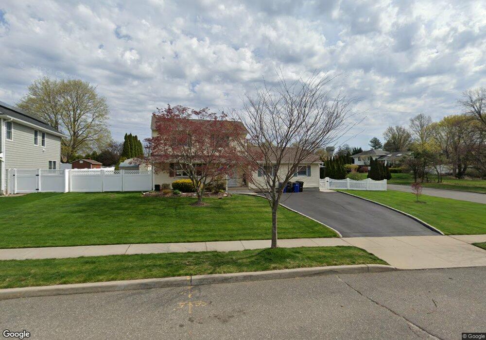 17 Byron Rd, ComMacK, NY 11725 - photo 1