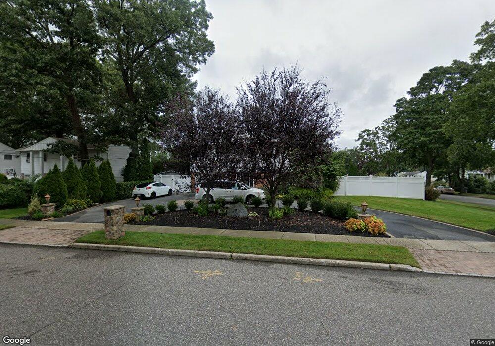 107 Shinbone Ln, ComMacK, NY 11725 - photo 1